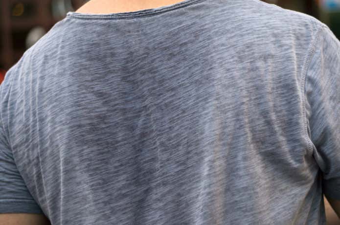 汗で濡れたTシャツ